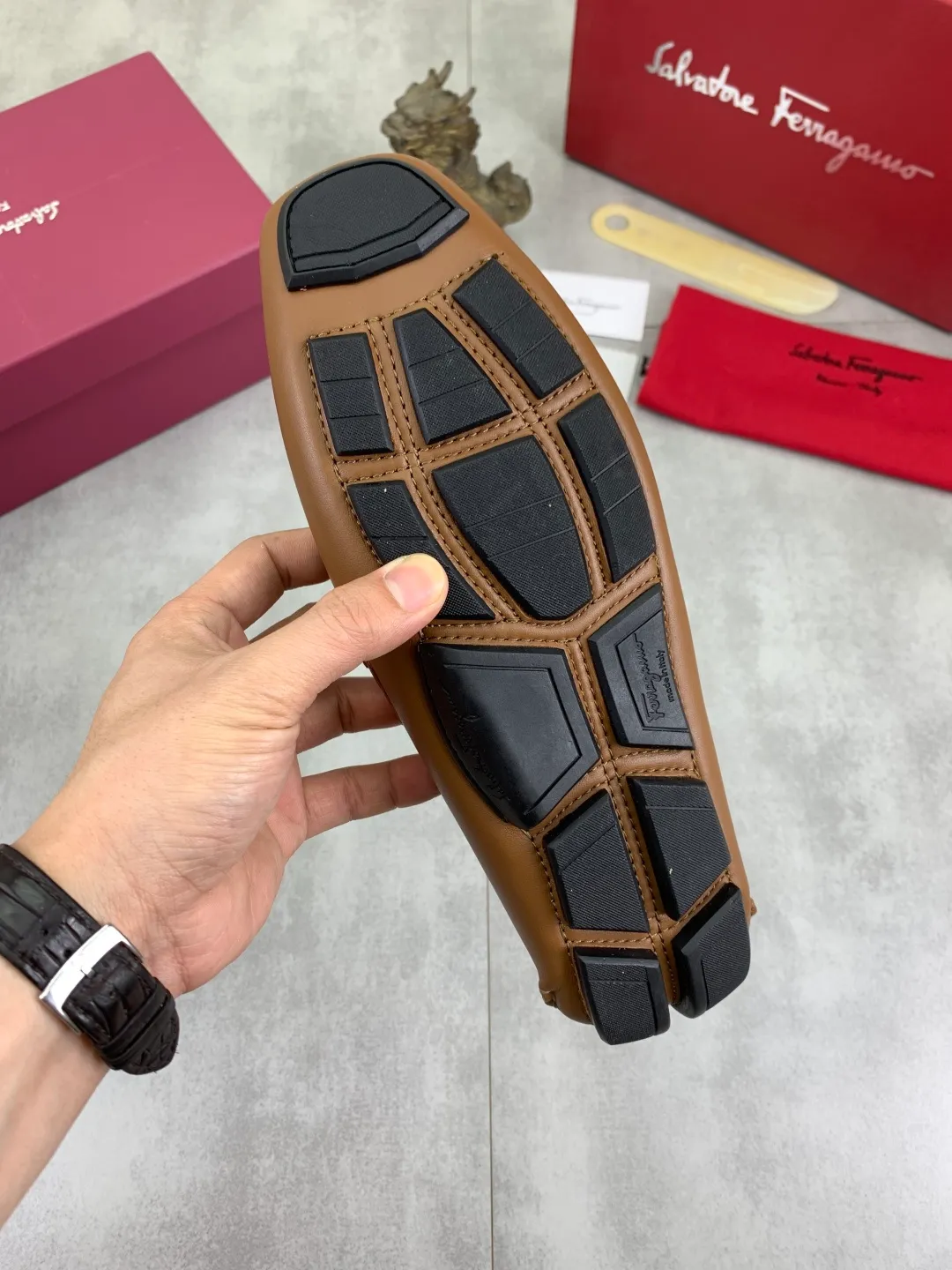 Men's shoes 💰P542 New model, high quality [Ferragamo/Ferragamo] Latest lazy slip-on shoes Original imported calfskin, imported cowhide lining + original luxury metal buckle + original combination outsole Comparison without pressure Code number: 38-45
